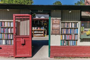 Bart's Books, Ojai, California the bookstore is open 24/7 & keeps many books in bookshelves on the outside walls of the store. Bart's Books, Ojai, California the bookstore is open 24/7 & keeps many books in bookshelves on the outside walls of the store.