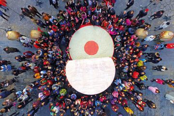 crowd forming a circle