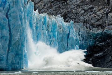 piece of glacier falling in to the sea