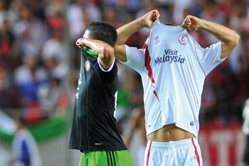 football players swapping shirt