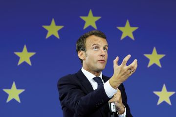 Image of Emmanuel Macron in front of EU flag Image of Emmanuel Macron in front of EU flag