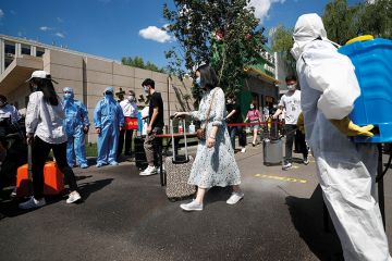 Teachers wearing face masks take part in a drill at Beijing University of Chemical Technology on May 27, 2020 in Beijing, China. The university carried out an epidemic prevention and control drill on Wednesday in preparation for its reopening. Teachers wearing face masks take part in a drill at Beijing University of Chemical Technology on May 27, 2020 in Beijing, China. The university carried out an epidemic prevention and control drill on Wednesday in preparation for its reopening.