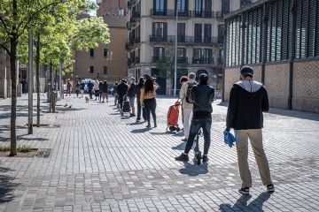 2020/04/14: People wait in a queue at a social distance to enter a supermarket during the Covid-19 crisis, Spain. 2020/04/14: People wait in a queue at a social distance to enter a supermarket during the Covid-19 crisis, Spain.