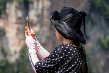 Tourist taking selfies in Zhangjiajie Tianzi lookout