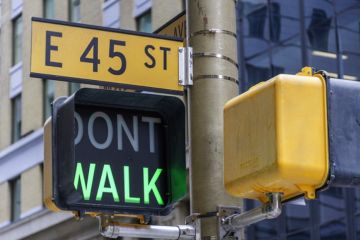 Crossing lights with walk/don't walk options