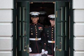 us-soldiers-opening-doors