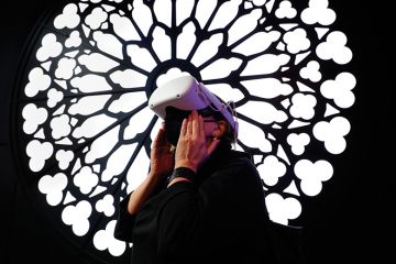 Person wearing VR headset Person wearing VR headset to illustrate AI ‘blind spots’ hide risks and limit potential rewards for HE