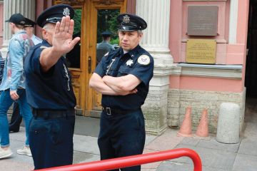 Security officers stand guard outside the US Consulate in Saint Petersburg Security officers stand guard outside the US Consulate in Saint Petersburg