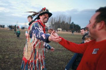 Two people shake hands to illustrate Late reprieve allows scientists with UK grants to publish in Nature