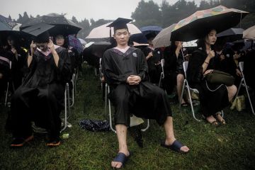 Ten thousand graduates during their ceremony of Wuhan University to illustrate Chinese v-cs told to visit companies to boost graduate employment