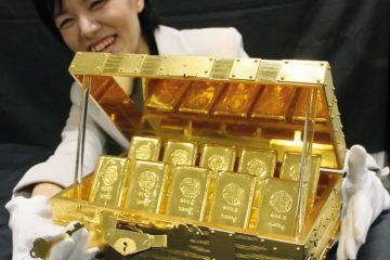 A cashbox in Edo era (1603-1867) style made of 24-carat gold, worth 300 million yen on display in Central Japan to illustrate Private university eyes Japanese funding jackpot