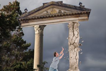 column collapses man with hands outreached to illustrate Getting rid of the REF would jeopardise the UK’s dual research funding