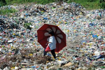 A girl walks through a landfill in Cagayan de Oro, southern Philippines to illustrate Embed climate change content in health degrees, experts say