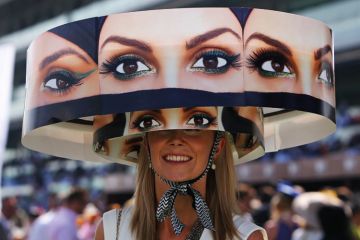 Woman wearing hat, Meydan Racecourse, Dubai World Cup Woman wearing hat, Meydan Racecourse, Dubai World Cup