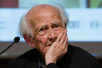 Zygmunt Bauman with hand over mouth Zygmunt Bauman with hand over mouth