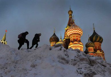 russian-hikers-over-snow