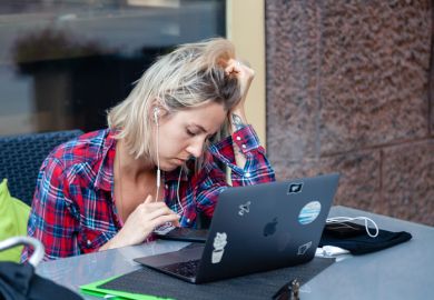 blogger in cafe using macbook