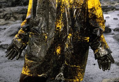 Oil slick caused by the "Prestige" ship. Galicia. Volunteer cleaning the beach Oil slick caused by the "Prestige" ship. Galicia. Volunteer cleaning the beach