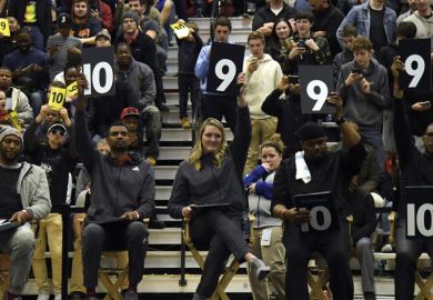  Judges give their scores.