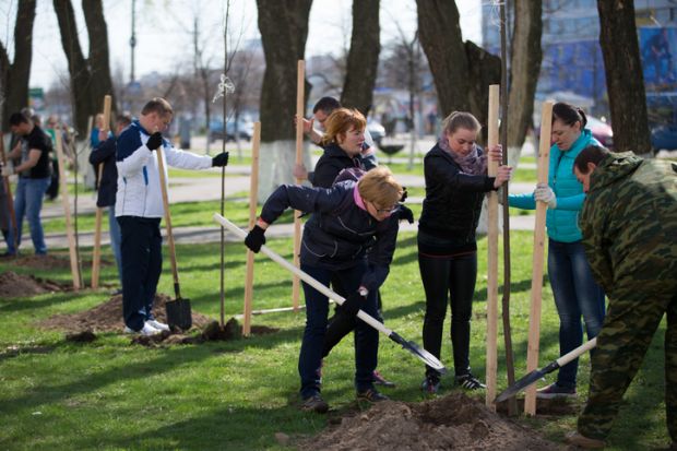 Belarus, Gomel, April 21, 2018. The Central District. Tree planting. Residents of the city plant trees