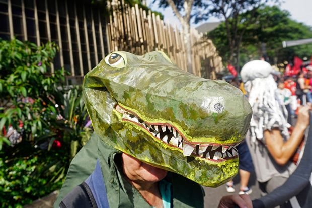 Demonstrator wearing a crocodile mask protests against an amnesty for former president Bolsonaro and his supporters who were involved in the alleged coup attempt of 2023. São Paulo, Brazil, 30 March 2025