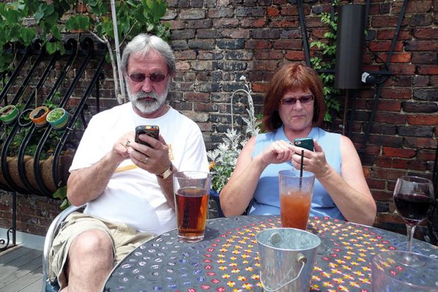 couple-on-phones couple-on-phones