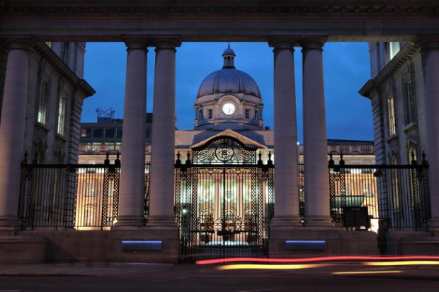 A domed structure behind tall pillars that is a government building in Dublin