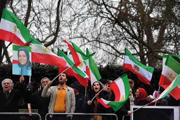 iran-flag-protesters