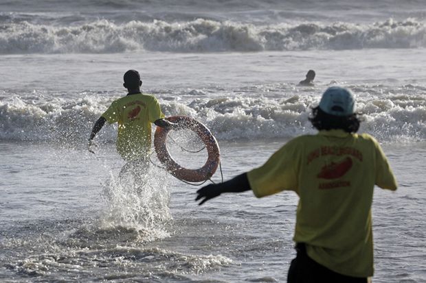Life guards demonstrate the skill of saving lives at Juhu Beach, Mumbai Life guards demonstrate the skill of saving lives at Juhu Beach, Mumbai