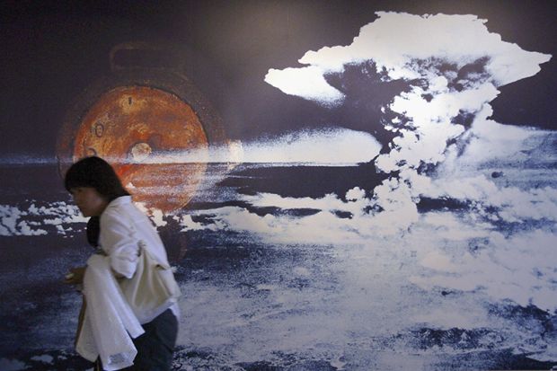 Picture of mushroom cloud from atomic bomb dropped on Hiroshima, Japan Picture of mushroom cloud from atomic bomb dropped on Hiroshima, Japan