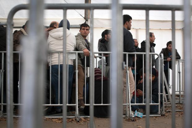 Syria refugees queue