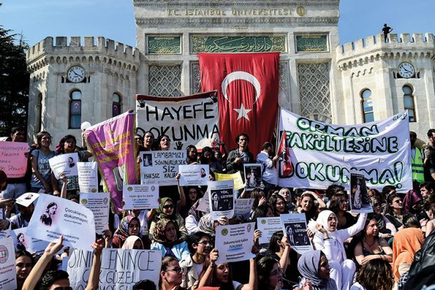 Protest at Istanbul University against bill submitted to Turkish Parliament to spilt up several universities