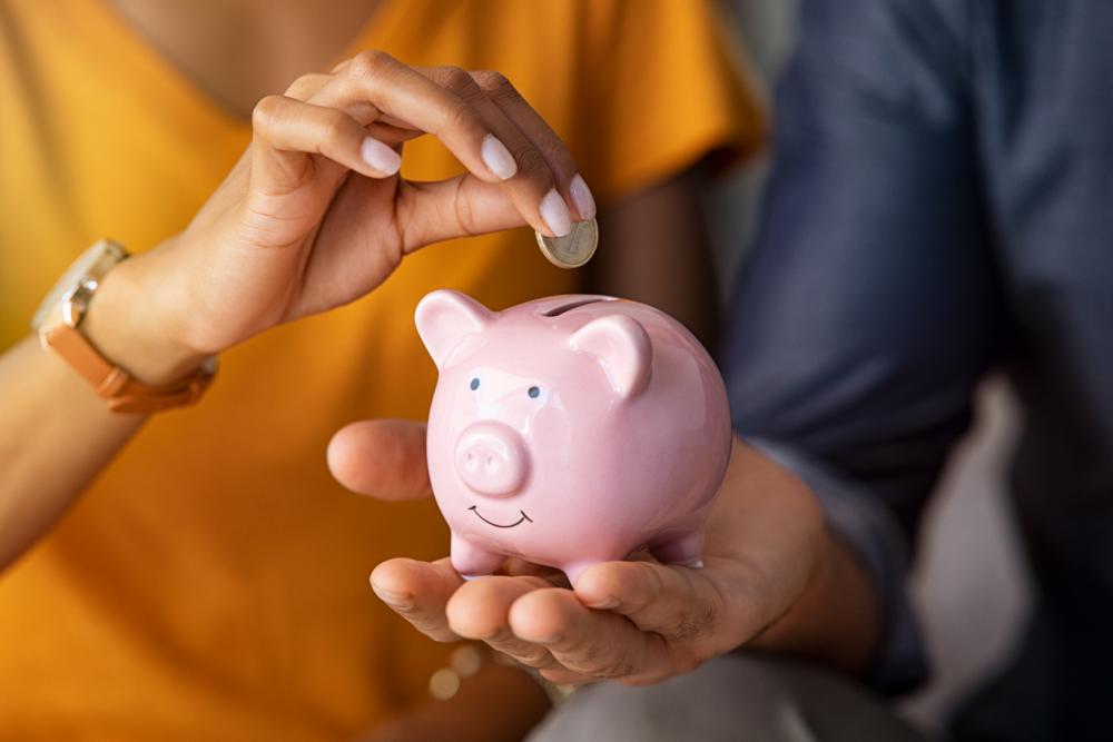 Student budgeting tips piggy bank